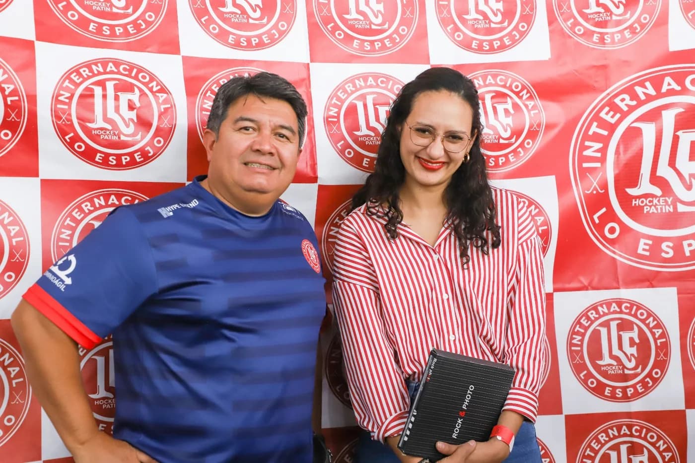 La alcaldesa Javiera Reyes Jara junto al profesor Rodrigo Quintanilla en el club