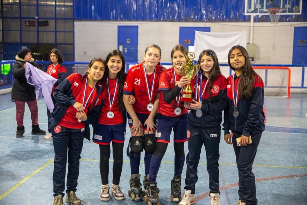 El equipo con sus medallas en el Gimnasio Municipal
