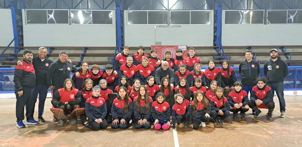 El plantel completo del club junto al cuerpo técnico en el Gimnasio Municipal