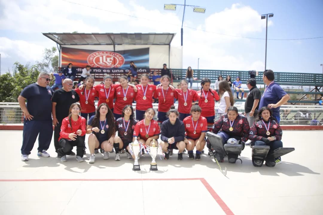 El plantel completo junto al cuerpo técnico con las dos copas conquistadas