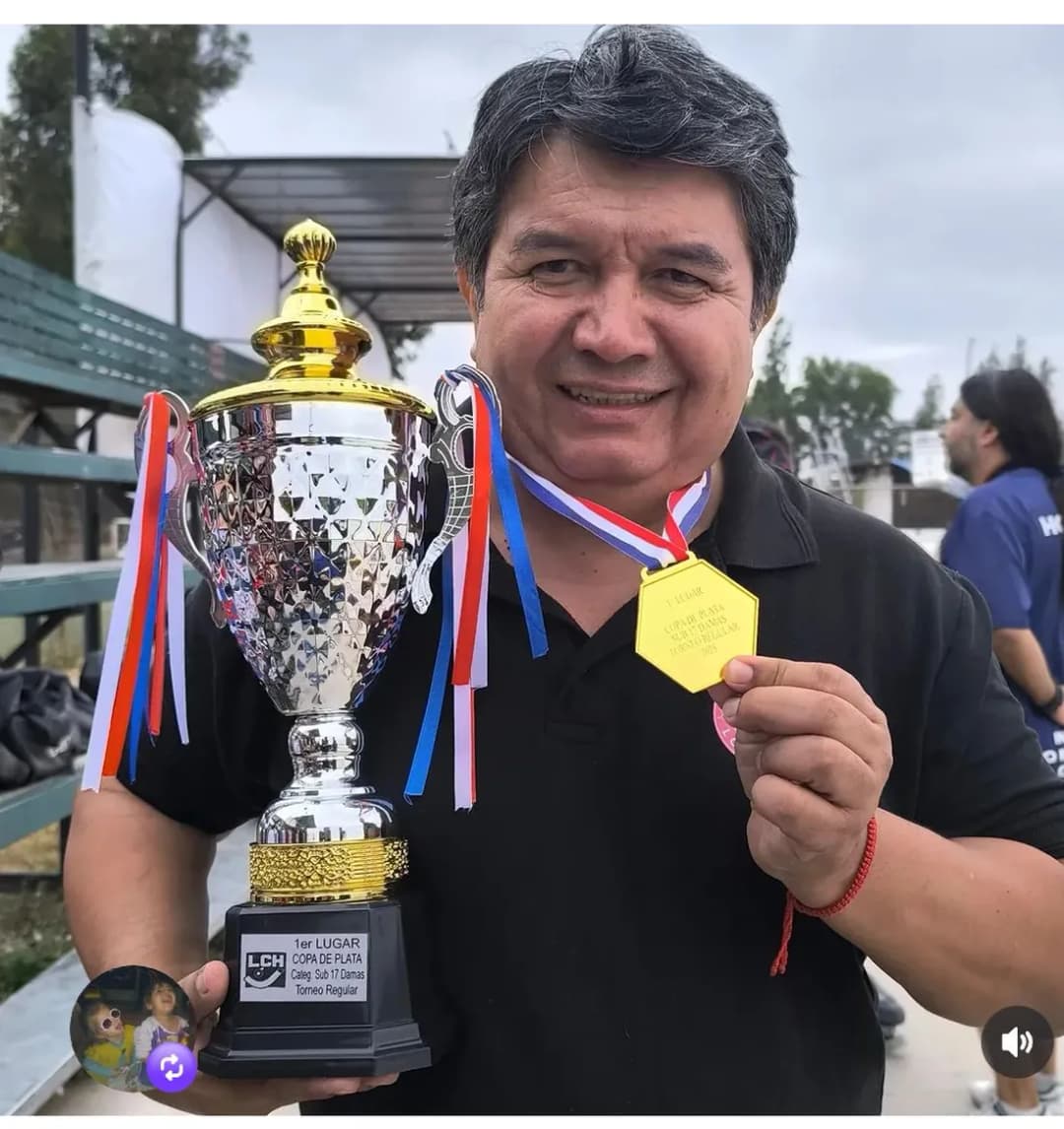 El profesor Rodrigo Quintanilla con la Copa de Plata y la medalla de campeón