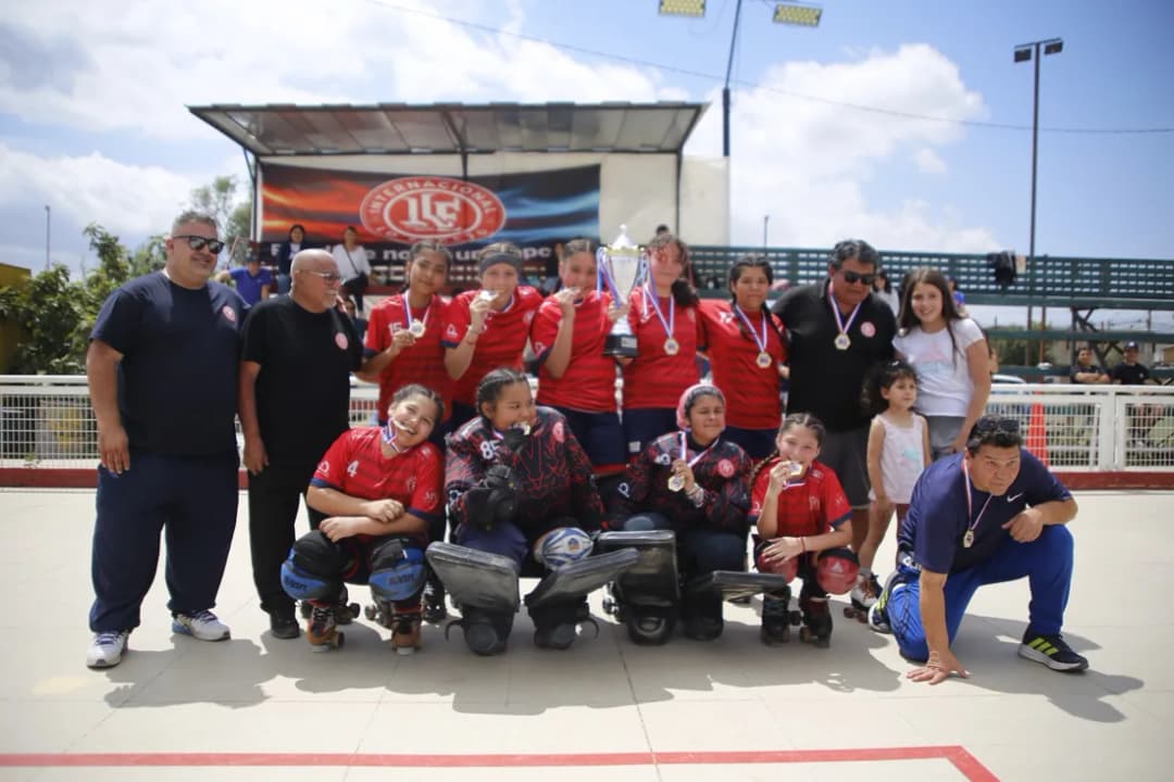 Plantel de la Sub 13 femenina con el cuerpo técnico y la copa