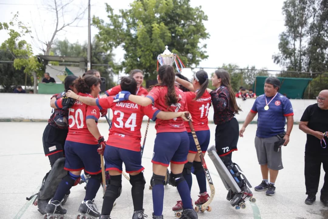 La Sub 17 femenina se abraza con el trofeo tras ganar la Copa de Plata