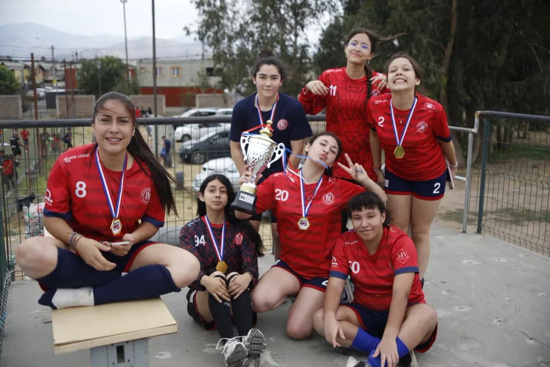 Jugadoras de la Sub 17 celebrando con el trofeo