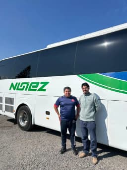 El profesor Quintanilla junto a Rodrigo Núñez de Buses Núñez