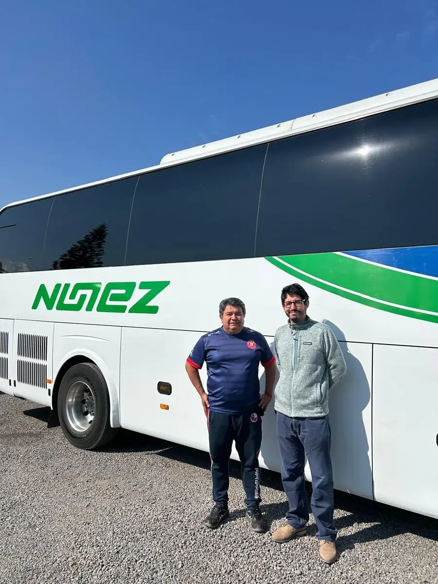 El profesor Quintanilla junto a Rodrigo Núñez frente al bus de Buses Núñez