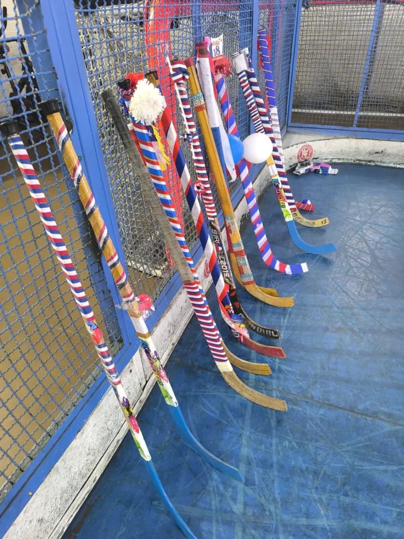 Chuecas decoradas con motivos patrios colgadas en la reja de la cancha