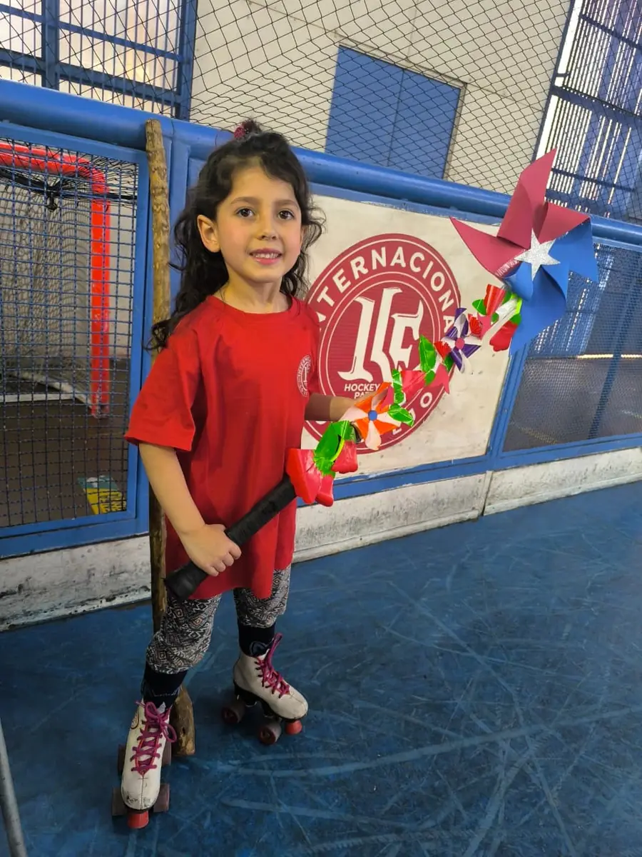 Jacinta, ganadora del concurso de la chueca diciochera, con su chueca decorada