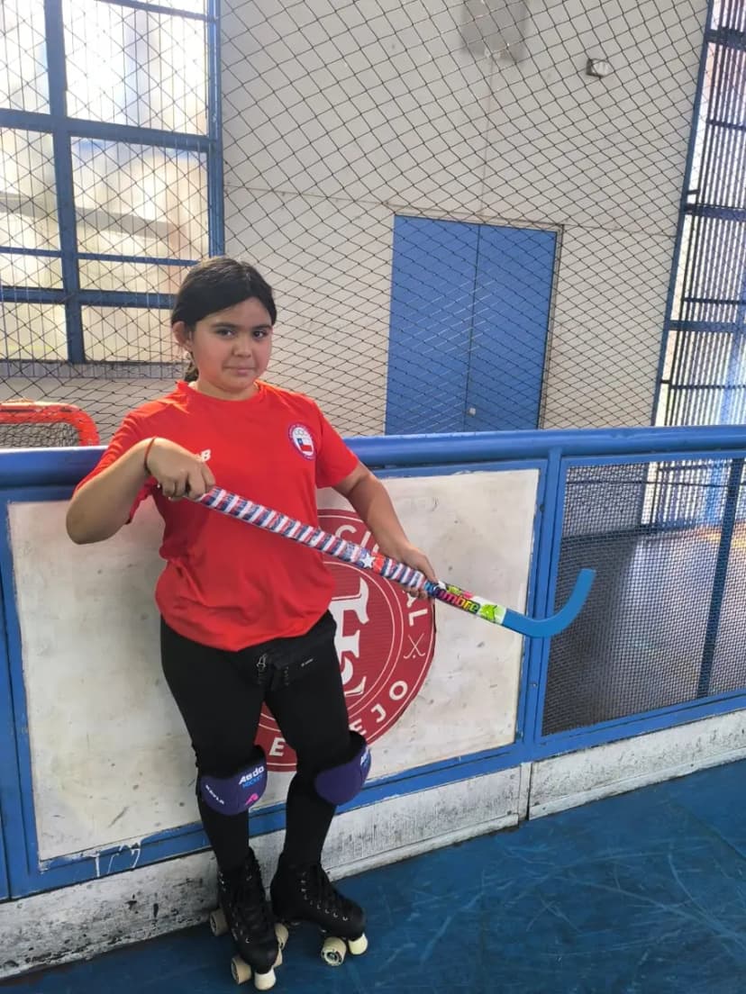 Niña de la escuelita con su chueca decorada para Fiestas Patrias