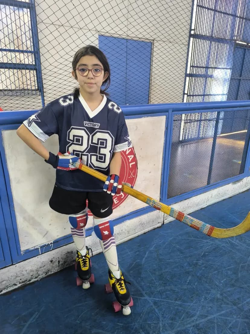 Niñas y niños de la escuelita con sus chuecas decoradas para Fiestas Patrias