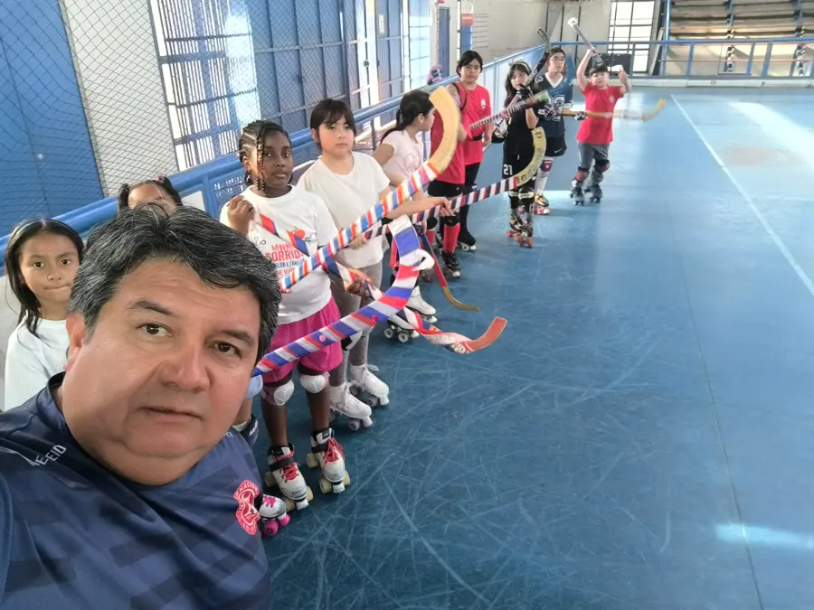 El profesor Rodrigo Quintanilla con la camiseta del Inter junto a niñas y niños de la escuelita