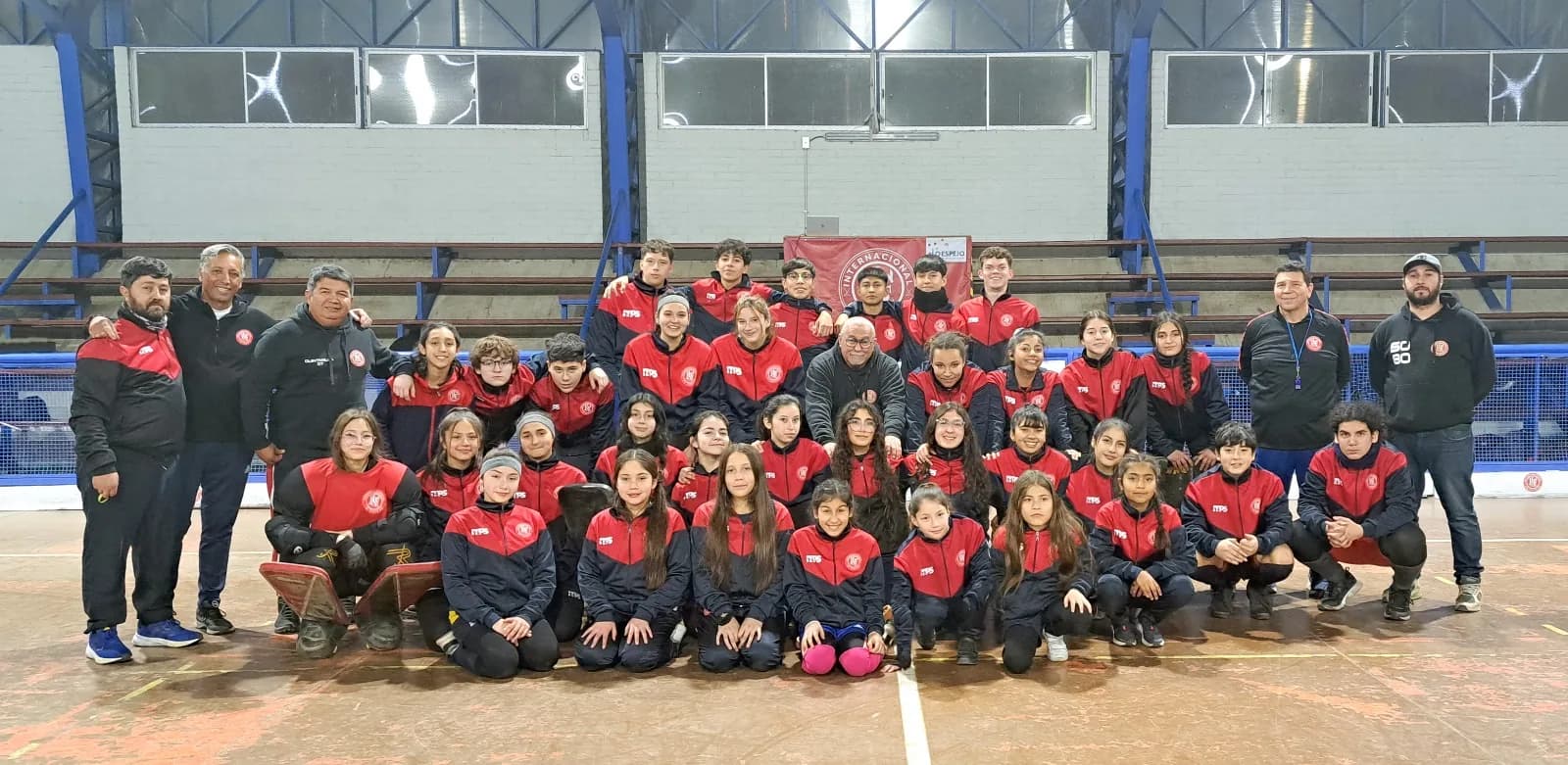 Deportistas del club junto a su cuerpo técnico en el gimnasio